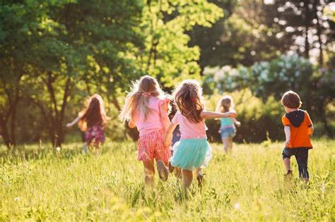 Grand Groupe Denfants Damis Garçons Et Filles Courir Dans Le Parc