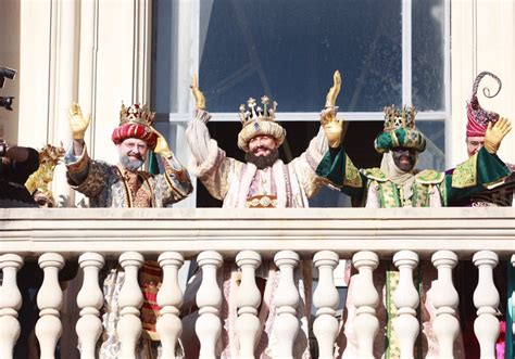 Los Reyes Magos Reparten Ilusi N Por Las Calles Espa Olas Con Un Clima