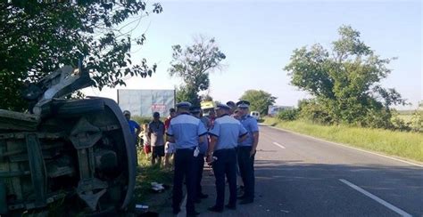 Accident Pe Soseaua Arad Timisoara Un Microbuz A Izbit Violent Un