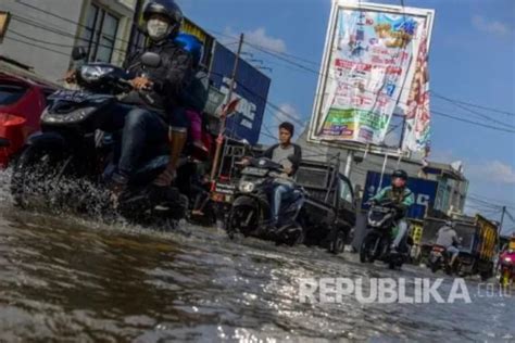 Tumpukan Sampah Penuhi Aliran Kali Licin Jadi Langganan Banjir Di