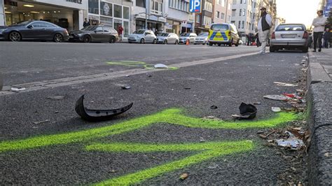 Düsseldorf Auto überschlägt sich in der Innenstadt