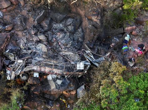 Schweres Busunglück in Südafrika 45 Tote und ein Überlebender VOL