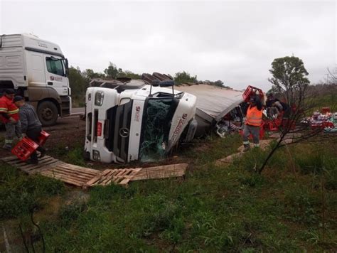 Motorista De Carreta Faz Manobra Para Desviar De Uma Capivara E Np