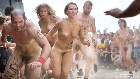 Roskilde Festival in Dänemark Bilder vom nackt Lauf FKK Fotos Tips