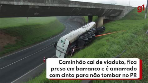 Vídeo Caminhão cai de viaduto fica preso em barranco e é amarrado