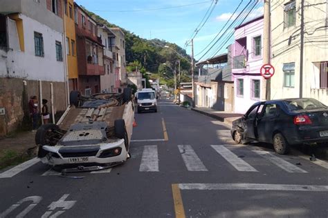 Veículo capota após colidir outro carro no Dom Bosco