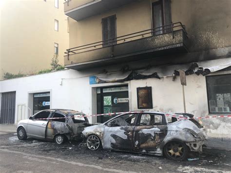 Alghero Auto Incendiate In Pieno Centro Le Fiamme Avvolgono Un