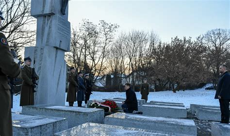 W hołdzie ofiarom Rzezi Wołyńskiej Szefowie MON i IPN upamiętnili