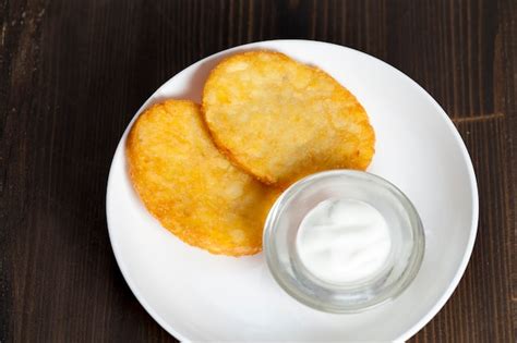 Tortitas De Patata Con Crema Agria En Un Plato Foto Premium