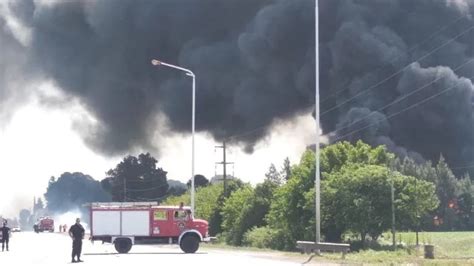 Rosario Impresionante Incendio En Una Fábrica De Solventes Tn