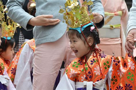 花いっぱいの善光寺の春。うららかな春の光の中、境内は善男善女でにぎわいます。 ながの観光net