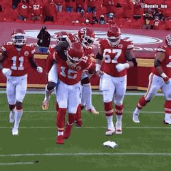 Tyreek Hill Piggyback Ride GIF | GIFDB.com