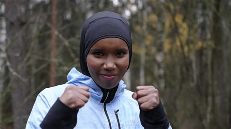 Naiimo Bulhan ihmettelee suomalaisten suhtautumista hijabin käyttöön