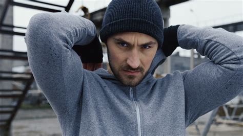 Vídeo Gratis Boxeador masculino caucásico con una capucha gris y