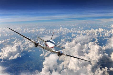 Vol D Avion Au Dessus Des Nuages Photo Stock Image Du Bleu Excessif