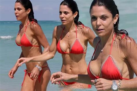 Bethenny Frankel 44 Shows Off Super Slim Bikini Body As She Frolics