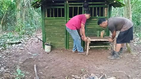 Camping Di Hutan Musim Dingin Membangun Shelter Bambu Yang Hangat