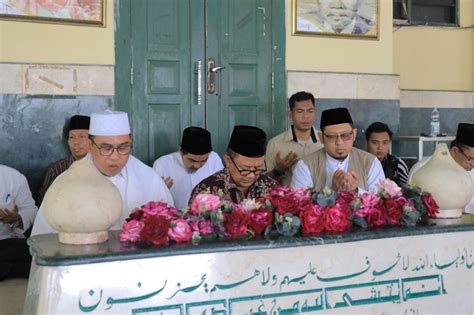 Pj Wali Kota Bekasi R Gani Muhammad Ziarah Ke Makam K H Noer Alie