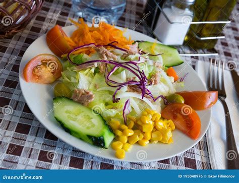 Mezclar Ensalada Con Verduras Maíz De Zanahoria Hervido Y Lechuga En