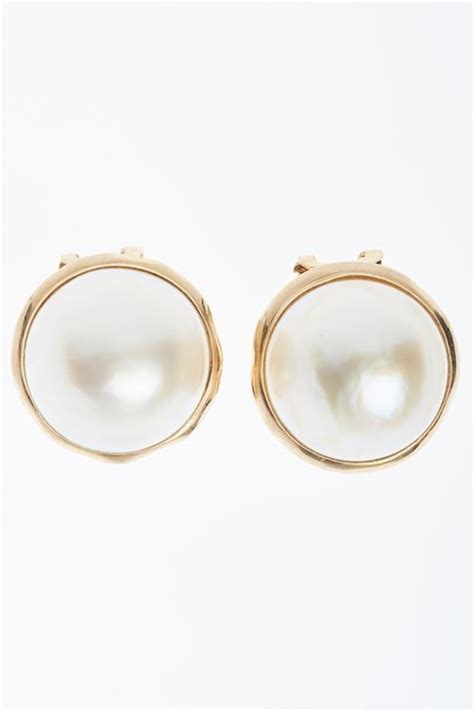 Lot A Pair Of Mabe Pearl Earrings 144m Half Round Pearls Of Good