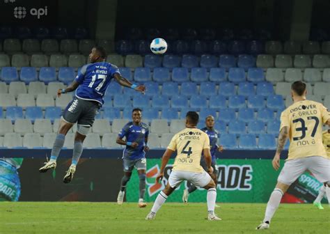 EMELEC VENCE A UNIVERSIDAD CATÓLICA EN UN DUELO CLAVE DE LIGAPRO