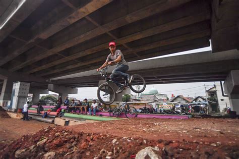 Foto Kolong Tol Becakayu Disulap Jadi Trek Sepeda Dan Rth