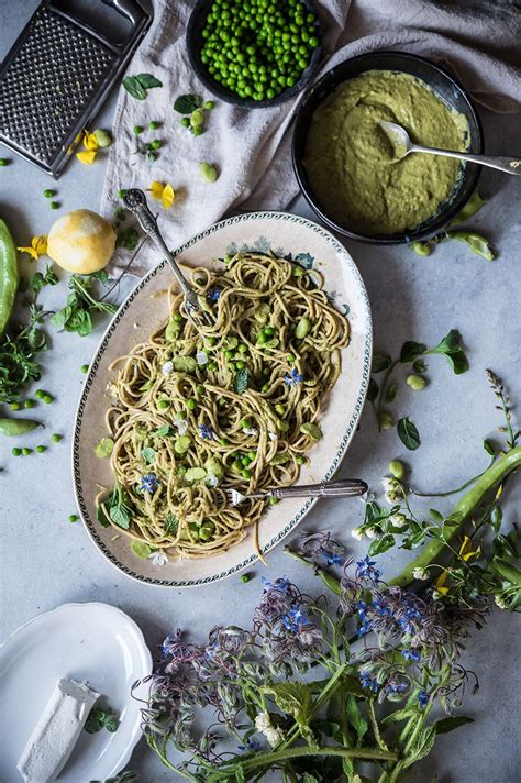 Spaghetti Con Crema Di Piselli Caprino E Fave Fresche Spaghetti With