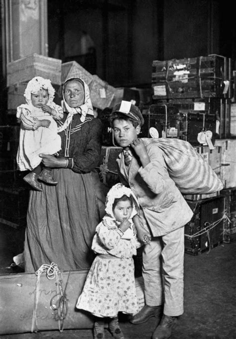 In color | Immigrants arrive at Ellis Island, 1916 - Marina Amaral