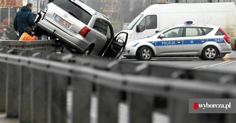 Zderzenie na rondzie koło Makro Wymuszenie pierwszeństwa