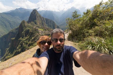 Dobiera Się Brać Selfie Przy Mach Picchu Peru Zdjęcie Stock Obraz