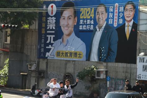 柯文哲新莊、板橋車掃巧遇藍營小雞 揮手互道加油