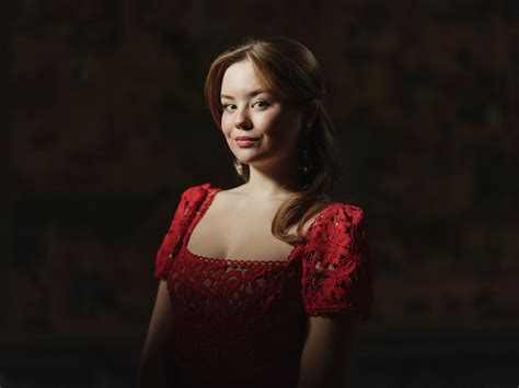 prinses ariane straalt op verjaardagsfotos heel keurig en lieflijk
