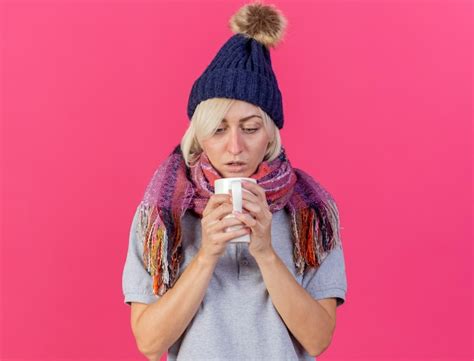 Conmocionada Joven Rubia Enferma Mujer Eslava Con Gorro Y Bufanda De