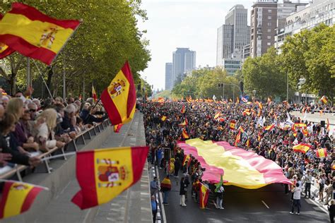 Miles de personas claman por un adelanto electoral en una concentración