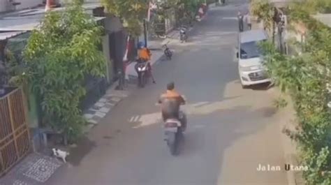 Viral Video Detik Detik Bocah Tertabrak Pemotor Warganet Berdebat Cari