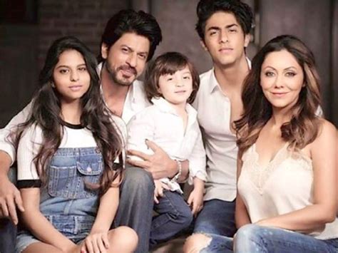 Shah Rukh Khan Gauri Khan Aryan Khan Suhana Khan And Abram Pose For