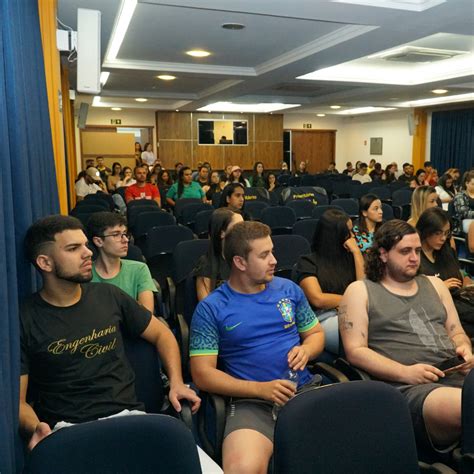 ALUNOS PARTICIPAM DE PALESTRA SOBRE VIOLÊNCIA E POLÍTICAS PÚBLICAS