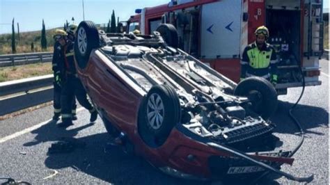 Un niño de dos años ileso tras dar varias vueltas de campana en un