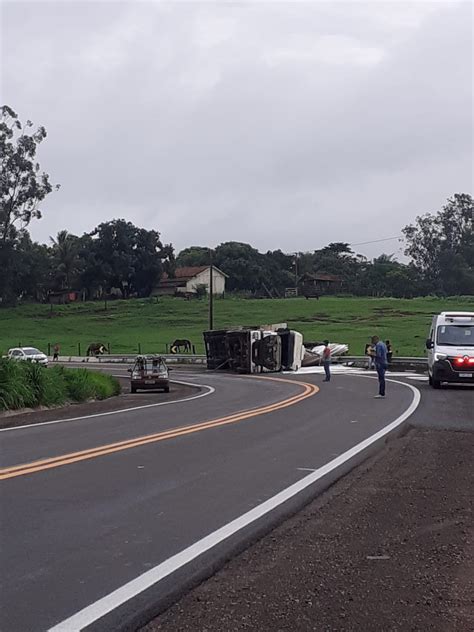 Caminhão carga de MDF tomba na Rodovia Júlio Budiski em Álvares