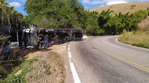 Motorista Fica Ferido Ap S Tombamento De Carreta Em Rodovia Da Regi O