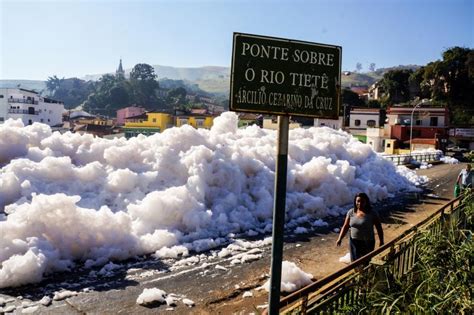 Em Pirapora do Bom Jesus SP espuma de poluição do rio Tietê avança e