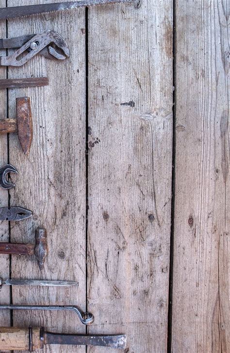 Herramientas Viejas Oxidadas Que Mienten En Una Tabla De Madera Negra