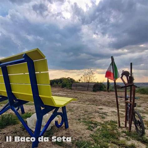 Big Bench Project Arriva A Sona Una Panchina Gigante Gialla E Blu A