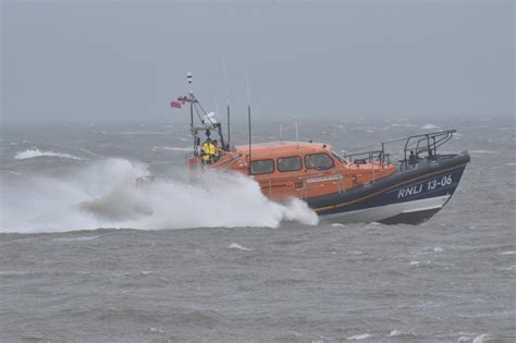 Wirral Rnli Lifeboats And Lifeguards Rescue Four Kayakers In River Dee