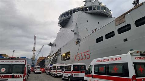 Nave Vulcano Della Marina Militare Le Persone Provenienti Dalla