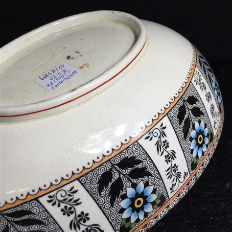 Wedgwood pottery bowl , Lilly pattern, c.1870 – Moorabool Antique Galleries