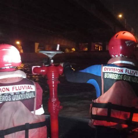 Impresionante rescate de una mujer que se lanzó del Puente de la Unidad