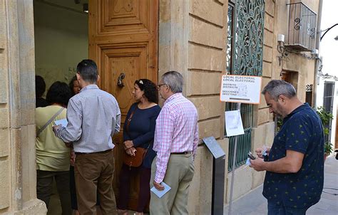 Vecinos en la jornada electoral de 2019 Jávea Xàbia