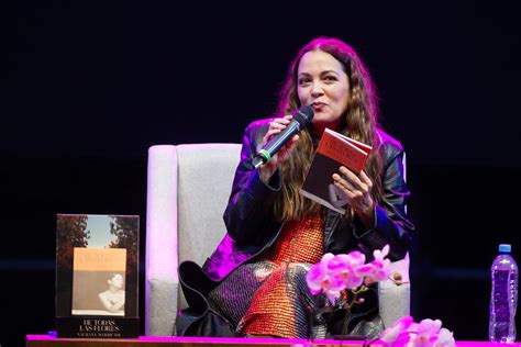 Natalia Lafourcade Presenta De Todas Las Flores El Libro Fusiler As