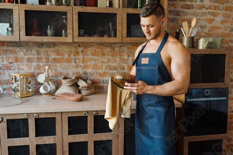 Marido Desnudo En Delantal Limpia Los Platos En La Cocina Foto De